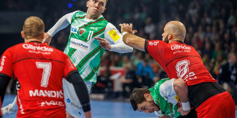 Lasse Andersson (2.v.l) war beim Sieg gegen Melsungen mit elf Toren der beste Werfer der Füchse. - Foto: Andreas Gora/dpa