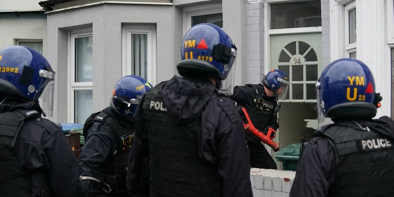 Beamte der Polizei der West Midlands verschaffen sich Zutritt zu einem Grundstück in Coventry. - Foto: Joe Giddens/PA Wire/dpa