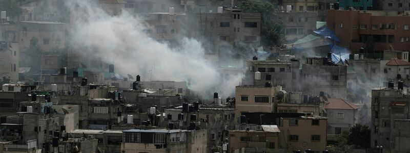 Rauch steigt während eines israelischen Militärangriffs auf Nur Schams im Westjordanland auf. - Foto: Majdi Mohammed/AP