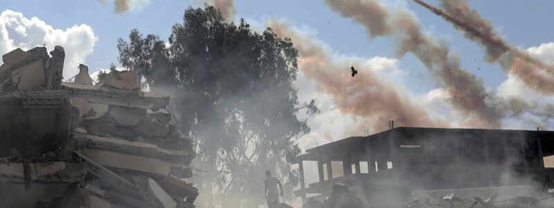 Raketen werden aus dem Gazastreifen hinweg auf Israel abgefeuert. - Foto: Mohammed Dahman/AP