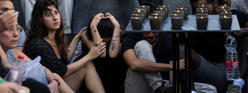 Trauernde nehmen an der Beerdigung des von Hamas-Terroristen getöteten Israeli Ziv Shapira teil. - Foto: Petros Giannakouris/AP
