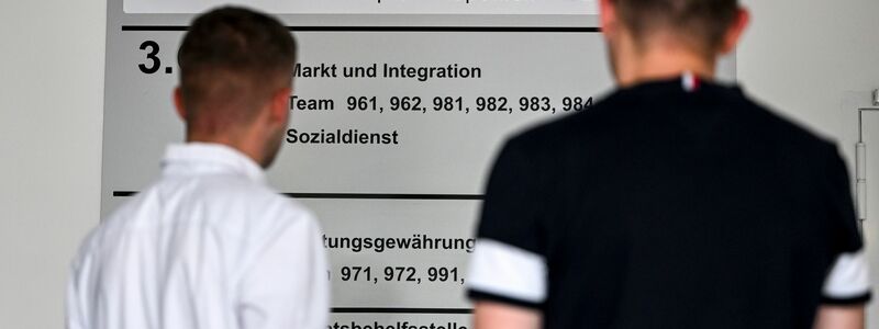 Um Bürgergeld zu erhalten, mussten bedürftige Flüchtlinge aus der Ukraine bisher beim Jobcenter vorstellig werden. (Symbolbild) - Foto: Jens Kalaene/dpa
