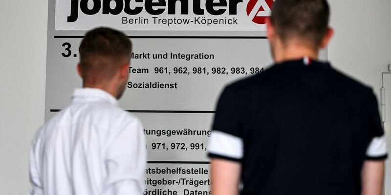 Aus den Ländern und von Verbänden gibt es erheblichen Widerstand gegen den Plan, manche Bürgergeld-Empfänger zum monatlichen Gang zum Jobcenter zu verpflichten. (Symbolbild) - Foto: Jens Kalaene/dpa