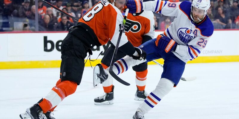 Leon Draisaitl (r) musste mit den Edmonton Oilers eine weitere Niederlage hinnehmen. - Foto: Matt Slocum/AP