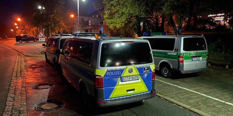 Polizeifahrzeuge stehen vor der Gesamtschule in Hollfeld im Landkreis Bayreuth. - Foto: Fricke/NEWS5/dpa