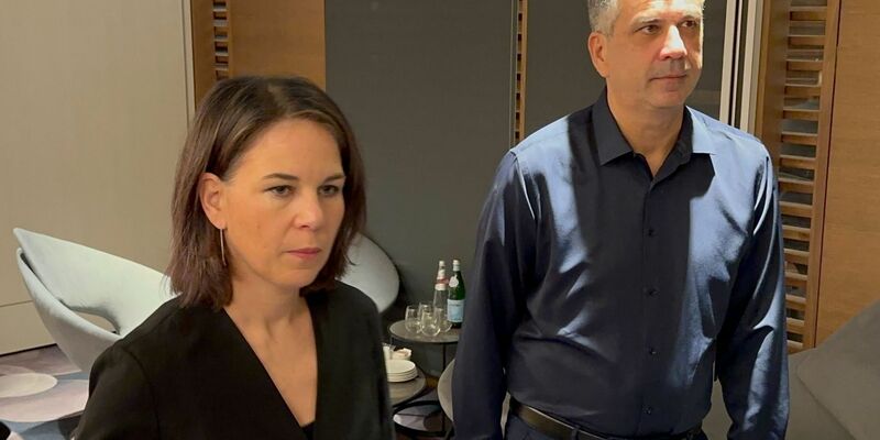 Annalena Baerbock trifft den Oppositionspolitiker Benny Gantz. - Foto: Jörg Blank/dpa