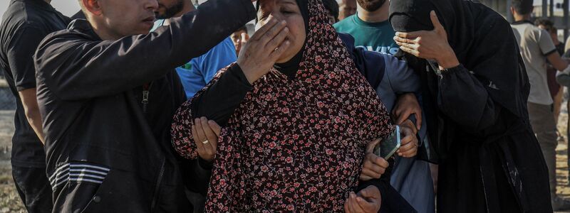 Menschen trauern in Rafah im Gazastreifen um Angehörige, die bei einem israelischen Luftangriff auf ihr Haus getötet wurden. - Foto: Abed Rahim Khatib/dpa