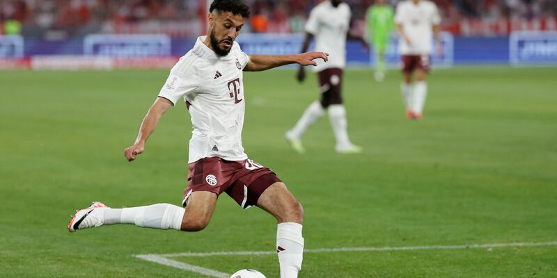 FC Bayerns marrokanischer Spieler Noussair Mazraoui hat bei Instagram ein Pro-Palästina-Video verbreitet. Er bleibt im Kader des FC Bayern. - Foto: Daniel Löb/dpa