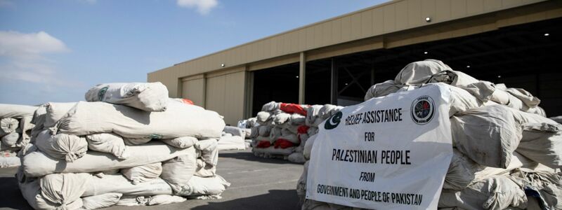 Hilfsgüter aus Pakistan für die Palästinenser auf dem internationalen Flughafen El Arish (Ägypten). - Foto: Gehad Hamdy/dpa