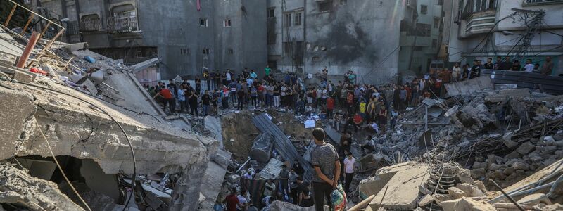 Ein zerstörtes Gebäude in Gaza-Stadt nach einem israelischen Luftangriff. - Foto: Mohammad Abu Elsebah/dpa