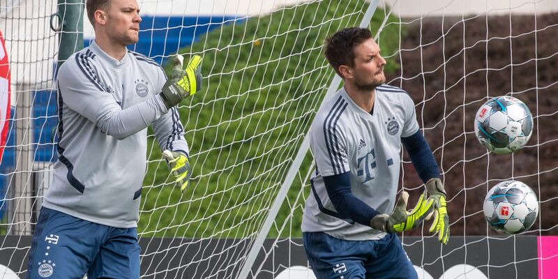 Manuel Neuer (l) hat bei Bayern wieder das Training aufgenommen - im Tor bleibt aber vorerst Sven Ulreich. - Foto: Peter Kneffel/dpa