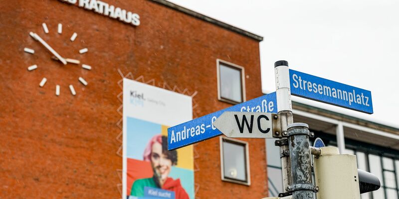 Straßenschilder kennzeichen die Kreuzung Andreas-Gayk-Straße und Stresemannplatz in Kiel, an der das Auto des tatverdächtigen 19-Jährigen mit einem anderen zusammenstieß. - Foto: Axel Heimken/dpa