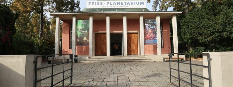 Ein Projektor im Kuppelsaal des Planetariums in Jena. - Foto: Bodo Schackow/dpa