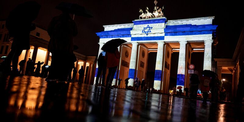 Bei der Kundgebung gegen Antisemitismus am Brandenburger Tor werden rund 10.000 Teilnehmer erwartet. - Foto: Fabian Sommer/dpa