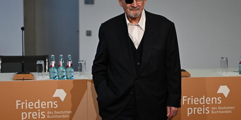 Der Autor Salman Rushdie kommt auf der Frankfurter Buchmesse zu einer Pressekonferenz. - Foto: Arne Dedert/dpa