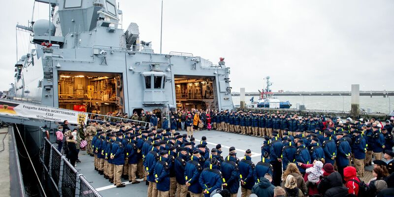Besatzungsmitglieder und Angehörige stehen am Marinestützpunkt in Wilhelmshaven vor der Abfahrt an Bord der Fregatte «Baden-Württemberg». - Foto: Hauke-Christian Dittrich/dpa