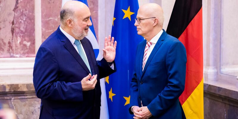 Der israelische Botschafter Ron Prosor (l) im Gespräch mit Hamburgs Erstem Bürgermeister Peter Tschentscher. - Foto: Christoph Soeder/dpa