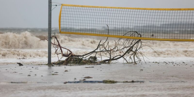 Das Wasser aus der Schlei überschwemmt einen Bootshafen in Schleswig. - Foto: Frank Molter/dpa