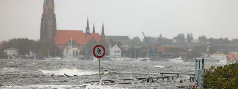 Das Wasser aus der Schlei überschwemmt einen Bootshafen in Schleswig. - Foto: Frank Molter/dpa