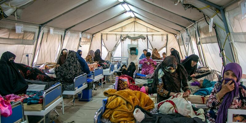 Verletzte werden nach starken Erdbeben in der Provinz Herat im Westen Afghanistans in einem Zelt behandelt. - Foto: Uncredited/MSF Afghanistan/AP/dpa