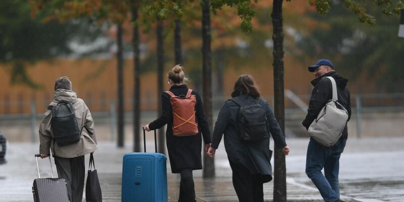 Auf dem Weg ins Kanzleramt: Die Beratungen der Ampel-Koalition in Berlin haben begonnen. - Foto: Serhat Kocak/dpa