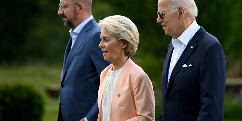 Charles Michel (l-r), Präsident des Europäischen Rates, Ursula von der Leyen, Präsidentin der Europäischen Kommission (EU), und US-Präsident Joe Biden 2022 in Deutschland. - Foto: Sven Hoppe/dpa