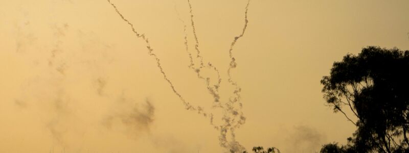 Raketen werden aus dem Gazastreifen auf Israel abgefeuert. - Foto: Francisco Seco/AP/dpa