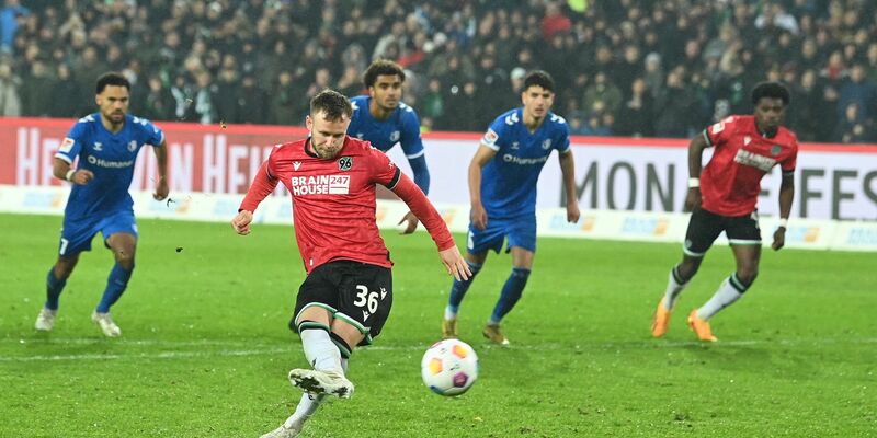 Cedric Teuchert traf per Elfmeter zum 2:1 für Hannover. - Foto: Swen Pförtner/dpa