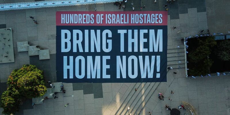 Nachdem die Hamas Israel überfiel, fordern Angehörige und ihre Unterstützer die Rückkehr der Geiseln. - Foto: Sam McNeil/AP/dpa