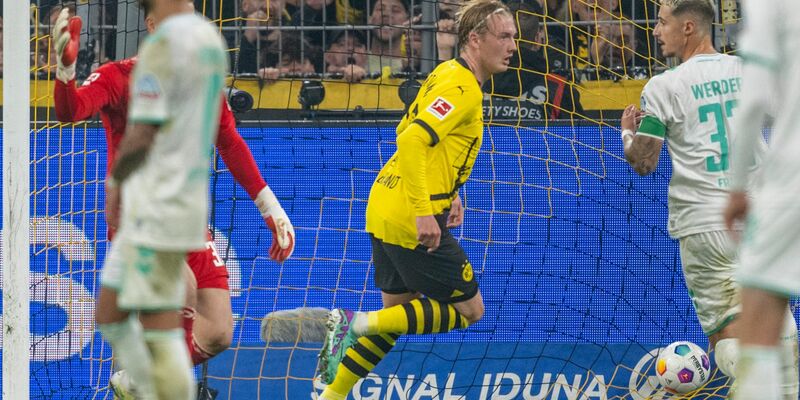 War mit seinem Tor der Dortmunder Matchwinner: Julian Brandt (M). - Foto: David Inderlied/dpa