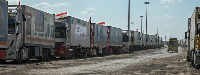 Ein mit Hilfsgütern beladener LKW-Konvoi am Grenzübergang Rafah zwischen Ägypten und dem Gazastreifen. - Foto: Sayed Hassan/dpa