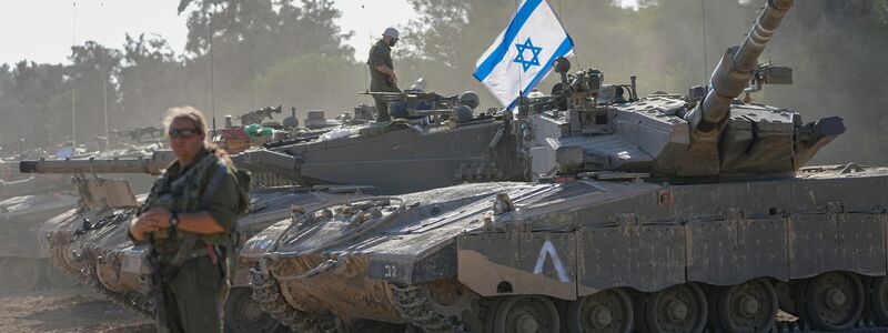 Israelische Soldaten laden nahe der Grenze zum Gazastreifen Granaten auf einen Panzer. - Foto: Ohad Zwigenberg/AP/dpa