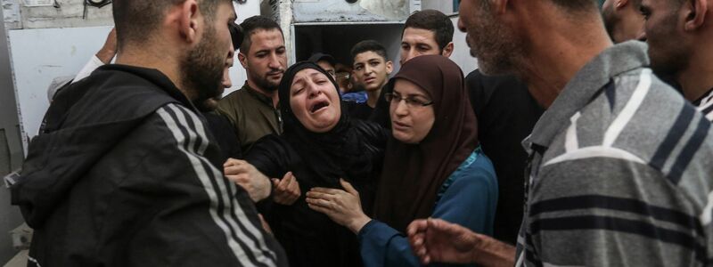 Trauer in der Leichenhalle eines Krankenhauses in Tulkarm im Westjordanland. - Foto: Ayman Nobani/dpa