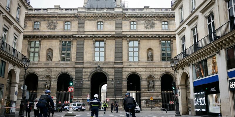 Polizeibeamte stehen vor dem Louvre Wache, nachdem das Museum wegen einer Bombendrohung geräumt wurden. - Foto: Thomas Padilla/AP/dpa