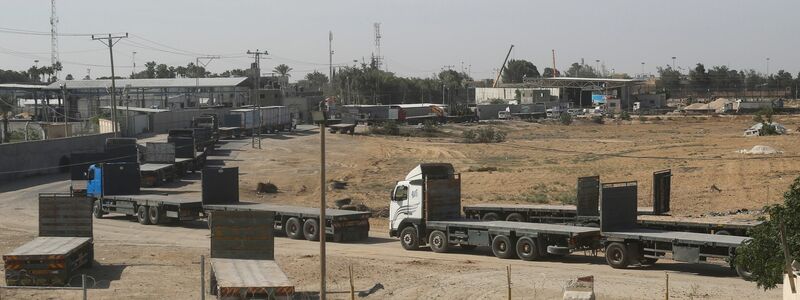 Palästinensische Lastwagen stehen im Gazastreifen an der Grenze zu Ägypten an, um humanitäre Hilfe zu transportieren. Erste Hilfslieferungen in den Gazastreifen sind angelaufen. - Foto: Hatem Ali/AP/dpa