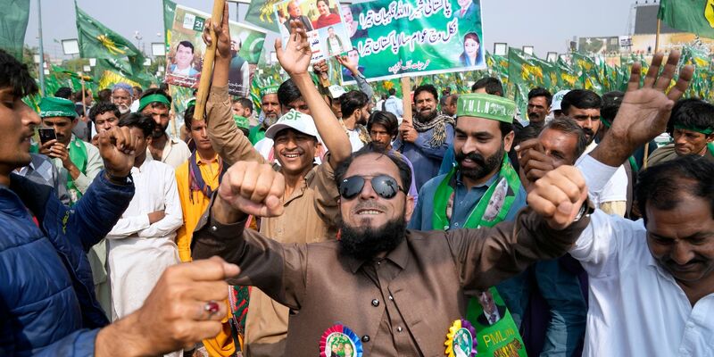 Anhänger des ehemaligen pakistanischen Premierministers Sharif tanzen vor einer Begrüßungskundgebung. - Foto: K.M. Chaudary/AP/dpa