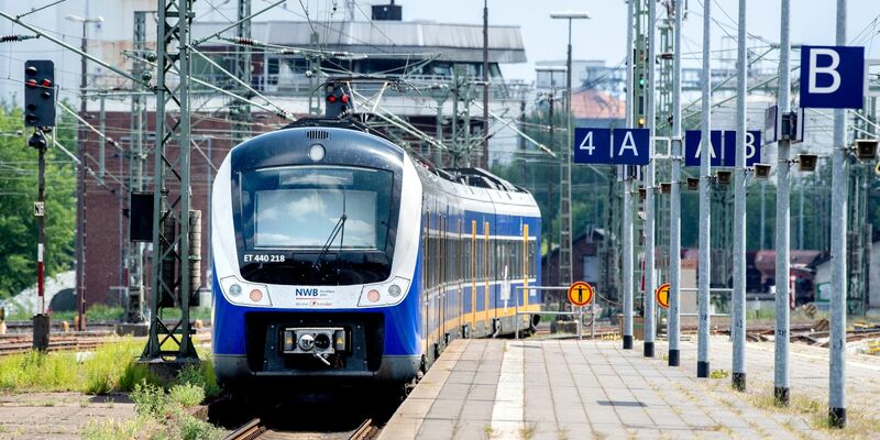 Eine Regio-S-Bahn der NordWestBahn verlässt den Hauptbahnhof. Nahezu alle Linien der Nordwestbahn und der S-Bahn Hannover fallen am Samstag wegen eines Warnstreiks aus. - Foto: Hauke-Christian Dittrich/dpa