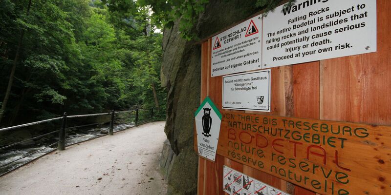 Warnhinweise zwischen Thale und Treseburg. Am Freitagnachmittag war auf dem Wanderweg ein Mann tödlich verunglückt. - Foto: Matthias Bein/dpa-Zentralbild/dpa
