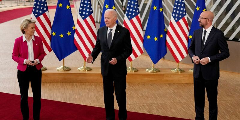 EU-Kommissions-Präsidentin Ursula von der Leyen, US-Präsident Joe Biden und EU-Ratspräsident Charles Michel vor dem EU-USA-Gipfel im Gebäude des Europäischen Rates. - Foto: Francisco Seco/AP/dpa
