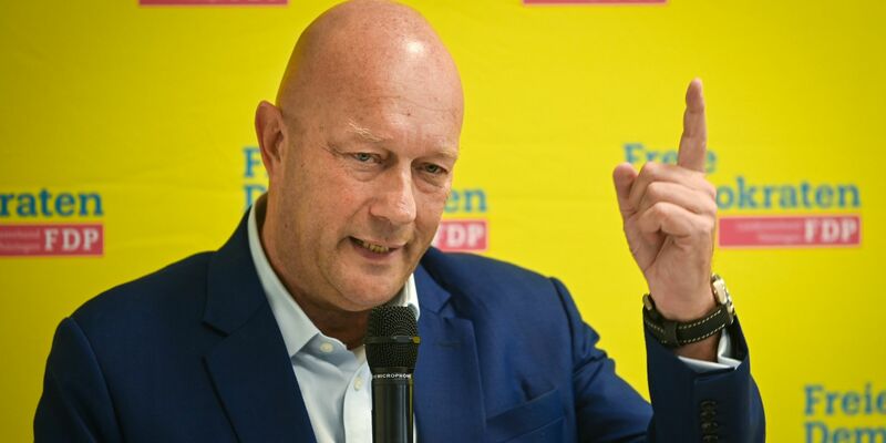 Thomas L. Kemmerich, FDP-Landesvorsitzender und Mitglied des Landtages, bei einer Rede. - Foto: Heiko Rebsch/dpa
