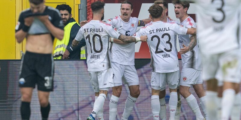 Der FC St. Pauli bleibt Spitzenreiter in der 2. Liga. - Foto: David Inderlied/dpa