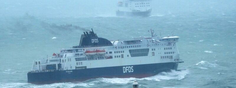 Fähren laufen im Hafen von Dover ein und aus, während der Sturm «Babet» über das Vereinigte Königreich hinwegfegt. - Foto: Gareth Fuller/PA Wire/dpa