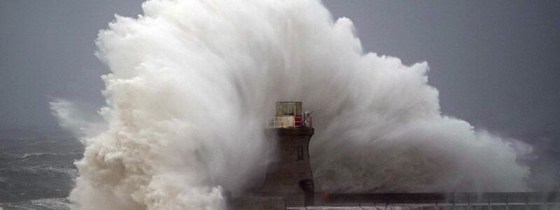Wellen schlagen gegen den Leuchtturm von South Shields, nachdem die Spitze abgebrochen ist. - Foto: Owen Humphreys/PA Wire/dpa