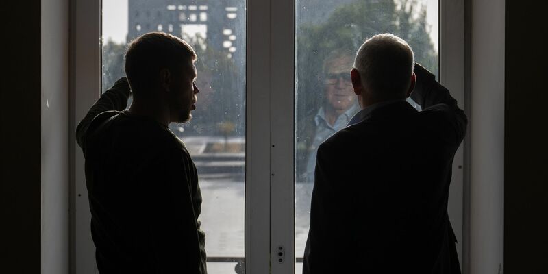 Dmytro Falko (l), Vorsitzender des Stadtrats von Mykolajiw, und Entwicklungsstaatssekretär Jochen Flasbarth (SPD) stehen zusammen im Rathaus. - Foto: Sebastian Gollnow/dpa
