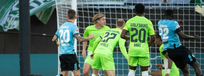 Leverkusens Alejandro Grimaldo (l) erzielt nach Vorabeit von Jeremie Frimpong den 2:1-Siegtreffer gegen den VfL Wolfsburg. - Foto: Swen Pförtner/dpa