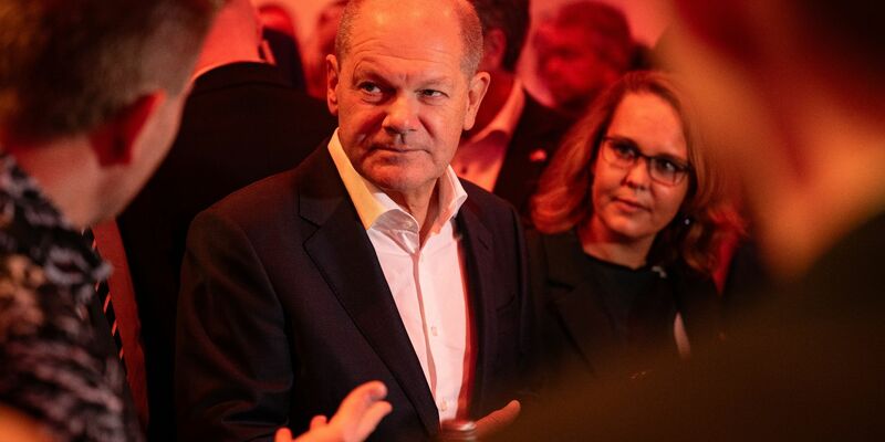 Bundeskanzler Olaf Scholz (SPD) spricht zu Mitarbeitern von RWE. - Foto: Bernd Thissen/dpa Pool/dpa