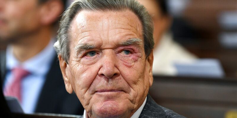Der ehemalige deutsche Bundeskanzler Gerhard Schröder steht wegen seiner Freundschaft zum russischen Präsidenten Wladimir Putin in der Kritik. - Foto: Gregor Fischer/Pool AP/AP