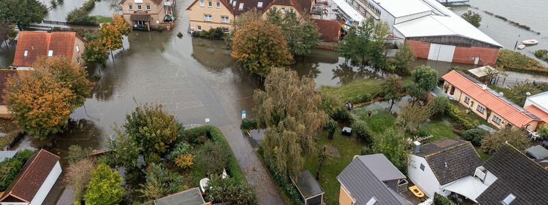 Bei Arnis sind wegen der Sturmflut Deiche gebrochen. - Foto: Benjamin Nolte/dpa