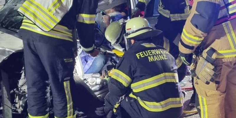 FW Mainz: Nächtlicher Alleinunfall auf der A643 - Eingeklemmte Person - Foto: presseportal.de