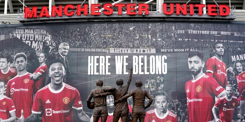 Vor dem Stadion Old Trafford stehen Statuen der ehemaligen Manchester-United-Spieler George Best, Denis Law und Sir Bobby Charlton. - Foto: Martin Rickett/PA Wire/dpa